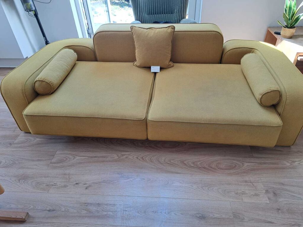 Gul stofsofa efter professionel sofarens