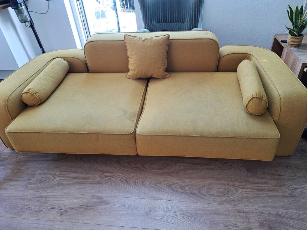 Gul stofsofa før sofarens