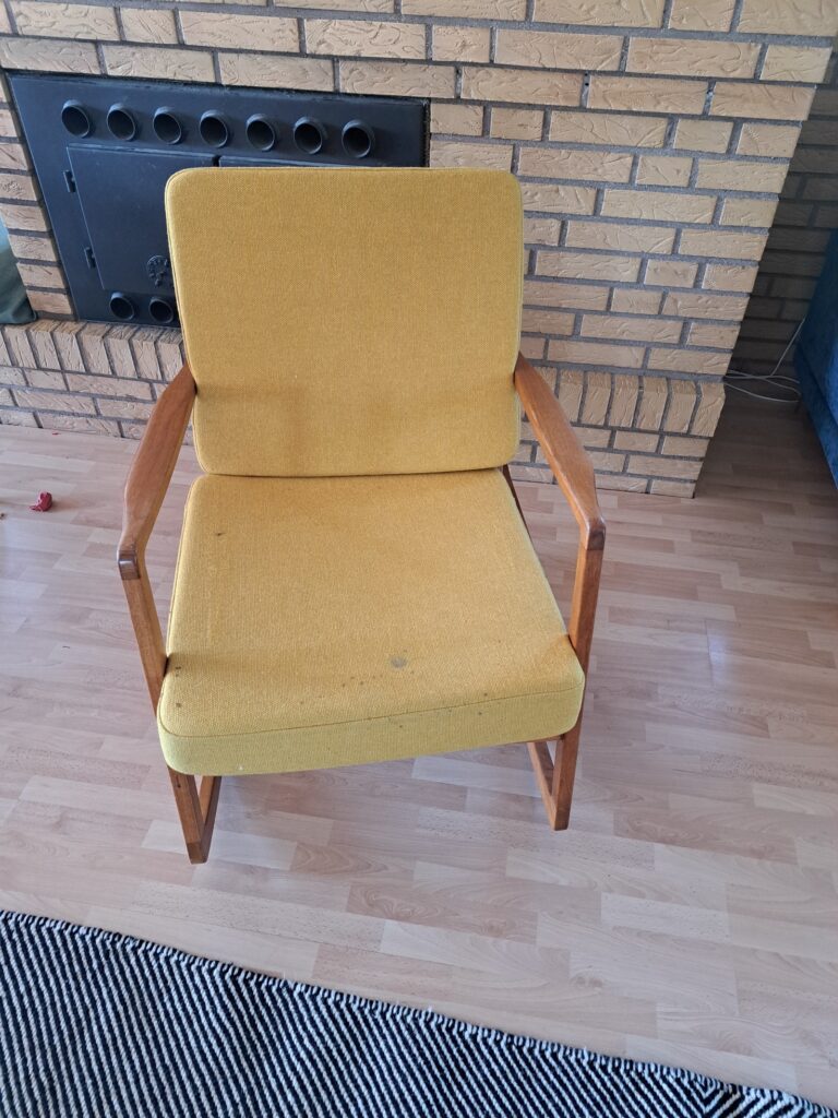 Lounge stol før rens med synlige pletter og misfarvninger