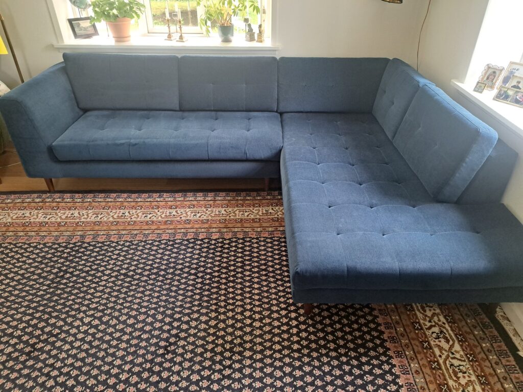 Blå sofa efter rens, frisk og ren uden pletter