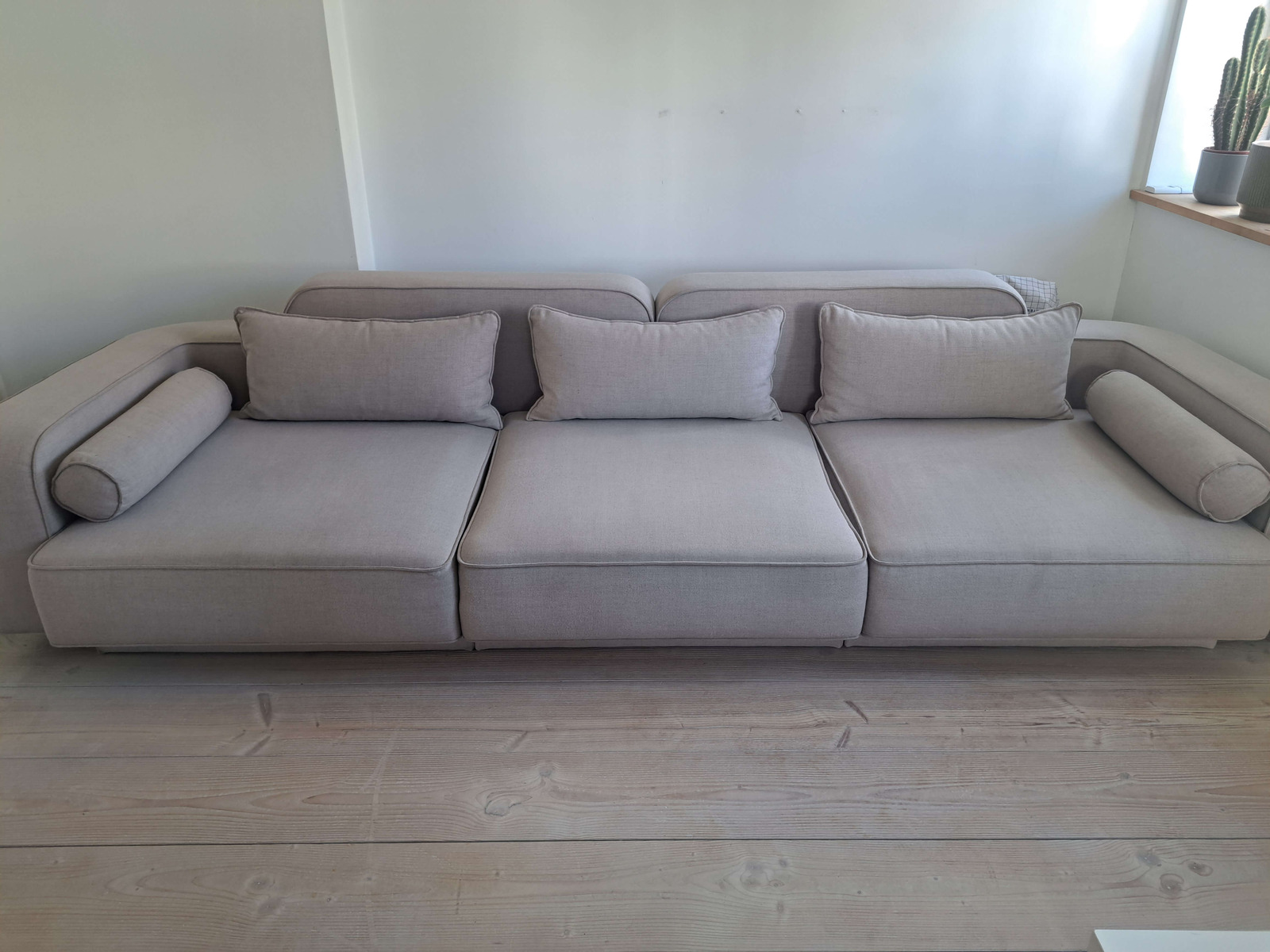 Beige sofa efter professionel rens og klar til beskyttelse